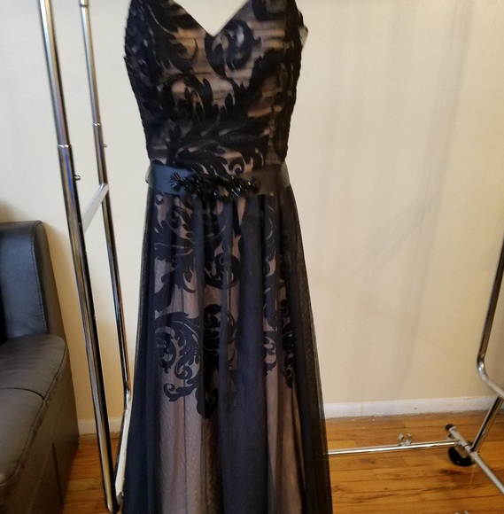 NWT Betsy & Adam Gown - Picture 2 of 4
